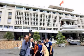 中国游客参观独立宫。图自越通社