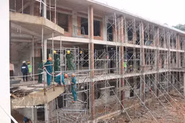 武装力量正在协助岘港市边境地区的雄山乡建设九年一贯制寄宿学校。图自越通社