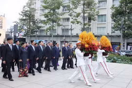 党和国家领导人上香缅怀胡志明主席和孙德胜主席。图自越通社