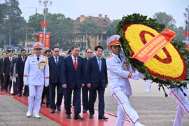 越南党和国家领导人拜谒胡志明主席陵 纪念南方解放、国家统一50周年。图自越通社