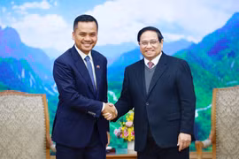越南政府总理范明政会见柬埔寨副首相兼内政部大臣韶索卡。图自越通社