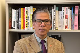 富布赖特常驻美国大学（AU）学者、政治与国际关系高级讲师阮鸿海接受越通社驻华盛顿记者采访。图自越通社