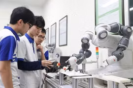 越南河内国家大学下属科技大学的学生在实验室实习。