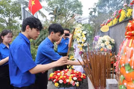 胡志明共青团团员上香缅怀大屠杀中丧生的504名无辜平民。图自越通社