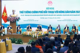 政府总理范明政与农民对话。图自越通社