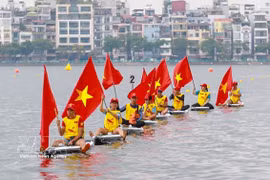 西湖龙舟赛尽显国际风采