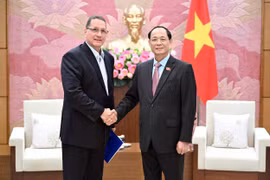 越南国会副主席陈光方会见委内瑞拉统一社会主义党副主席赫苏斯·赫尔曼·法里亚·托尔托萨。图自daibieunhandan.vn