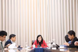越南外交部副部长黎氏秋姮与吉尔吉斯斯坦共和国外交部副部长阿尔马兹·布卡拉耶夫（Abakirov Meder）通电话。图自越通社