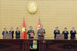 越南社会主义共和国国防部与朝鲜民主主义人民共和国国防省关于国防合作的意向书签字仪式。图自越通社