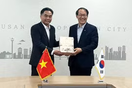 胡志明市人民委员会副主席阮禄河和韩国釜山市副市长李俊承。图自sggp.org.vn