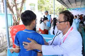 医生为儿童进行健康检查。图自越通社