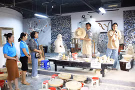 游客在钵场陶瓷村观看传统陶艺制作表演。图自hanoimoi.vn