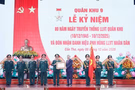 越共中央总书记苏林向第九军区武装力量授予人民武装力量英雄称号。图自越通社