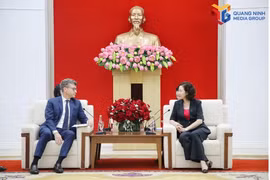 广宁市人民委员会副主席武氏梅英在广南市会见了联合国教科文组织驻越南首席代表乔纳森•华莱士•贝克。图自《广宁报》