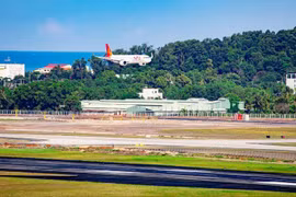 越南太阳富国航空公司9G1955号航班从胡志明市起飞后，平稳降落在富国国际机场2号跑道上。图自nhandan.vn