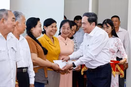 国会主席陈青敏向芹苴市平水坊优抚家庭赠送春节慰问品。图自越通社