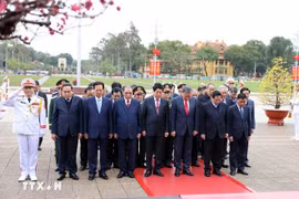 越南共产党成立95周年：党和国家领导人拜谒胡志明主席陵。图自越通社