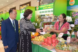 越南国会副主席阮氏红参观了在越南农民协会第九届全国代表大会期间展出的山罗省“一乡一品”农产品。图自qdnd.vn