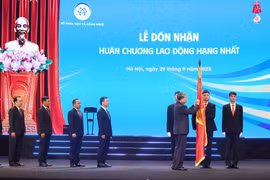 苏林总书记向科技部授予一等劳动勋章。图自越通社
