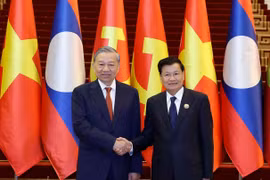 越共中央总书记苏林同老挝人革党中央总书记、国家主席通伦·西苏里共同主持越南共产党与老挝人民革命党高级别会晤。图自越通社