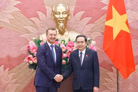 越南国会主席陈青敏会见俄罗斯联邦委员会第一副主席亚茨金。图自越通社