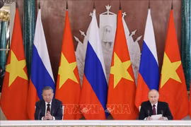 苏林总书记与普京总统出席两国合作文本交换仪式共同会见记者。图自越通社