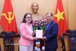 胡志明国家政治学院常务副院长黎海平向爱尔兰驻越南大使狄德拉·尼·法林赠送纪念品。图自越通社
