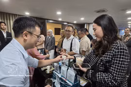 越南企业向印尼伙伴介绍咖啡产品。图自越通社