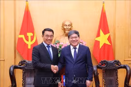 胡志明国家政治学院常务副院长阮维北副教授会见来访的老挝人民革命党中央对外部代理部长本莱·班达努冯（Bounleua Phandanouvong）。图自越通社