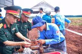 同奈市军事指挥部K72队在明德乡一处空地发现了一座集体墓和多件遗物。图自越通社