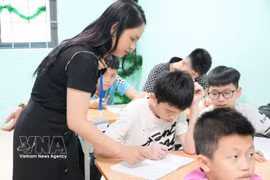 北宁省社会福利中心教师为听障儿童教学。图自越通社