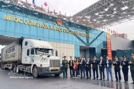 广宁芒街国际口岸试点周末通关 为两国企业创造便利条件