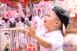 中秋传统色彩缤纷绽放 古街焕发节日光彩