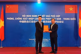 越南公安部出入境管理局局长范登科中将向中方代表赠送纪念品。图自cand.com.vn