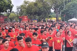 “与越南一同前进”全国徒步活动吸引许多人参加。图自越通社