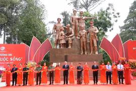 越共中央总书记苏林出席胡志明市人民公安雕塑群落成仪式。图自cand.com.vn