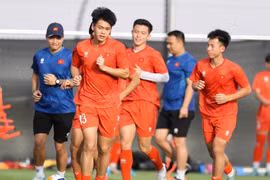 国家 U17 男子足球队球员参加训练活动。图自越通社