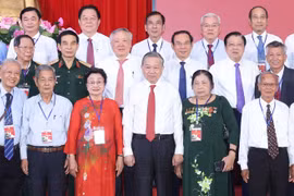 越共中央总书记苏林与革命老干部、有功人员和模范优抚家庭代表会面。图自越通社