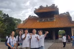 越南语是连接海外越裔青少年与祖国家乡的纽带。图为旅外越南人子女积极参加由外交部海外越南人国家委员会举办的越南夏令营活动。图自vietnamnet.vn