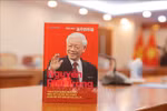 《越共中央总书记阮富仲》一书共420页，作者在书中生动地描述了阮富仲总书记的励志故事。图自越通社