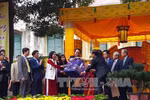 国家主席陈大光在生龙皇城遗迹区上香