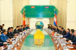 越南政府总理阮春福与柬埔寨首相洪森举行会谈
