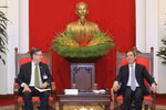 越共中央经济部部长阮文平会见美国-东盟理事会代表团
