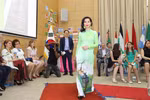南非国际文化节：越南使节夫人上演传统服装—奥黛秀