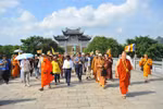 出席2019年联合国卫塞节的代表参观宁平省沛顶寺