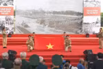 首都河内解放65周年：再现首都得到解放当天举行的历史性升旗仪式