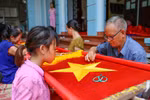 组图：70年缝制国旗的慈云村以传统刺绣和纺织产品而闻名