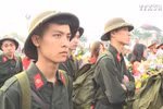 越南全国各地新兵纷纷启程奔赴军营
