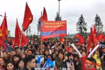 数万名越南球迷赴内排机场迎接越南足球队回国（组图）