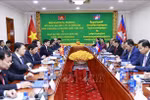 越南国会主席王廷惠与柬埔寨王国国会主席韩桑林举行会谈